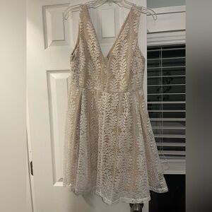 Lulu’s white lace dress